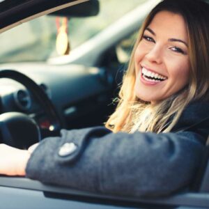 comment devenir chauffeur VTC en 2024 - femme chauffeur souriante - partners formation